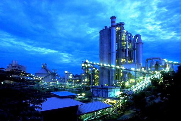 CEMEX supplied cement for the Samar road project from its APO cement plant in Visayas, Philippines. Credit: CEMEX.